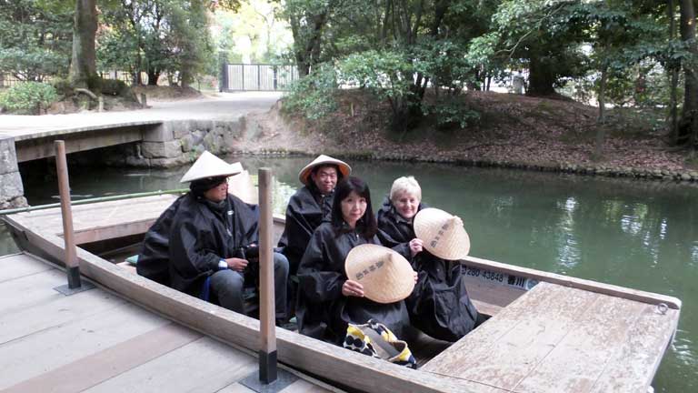 Traditional boat trip round the lake at Ritsurin Gardens Traditional boat trip round the lake at Ritsurin Gardens